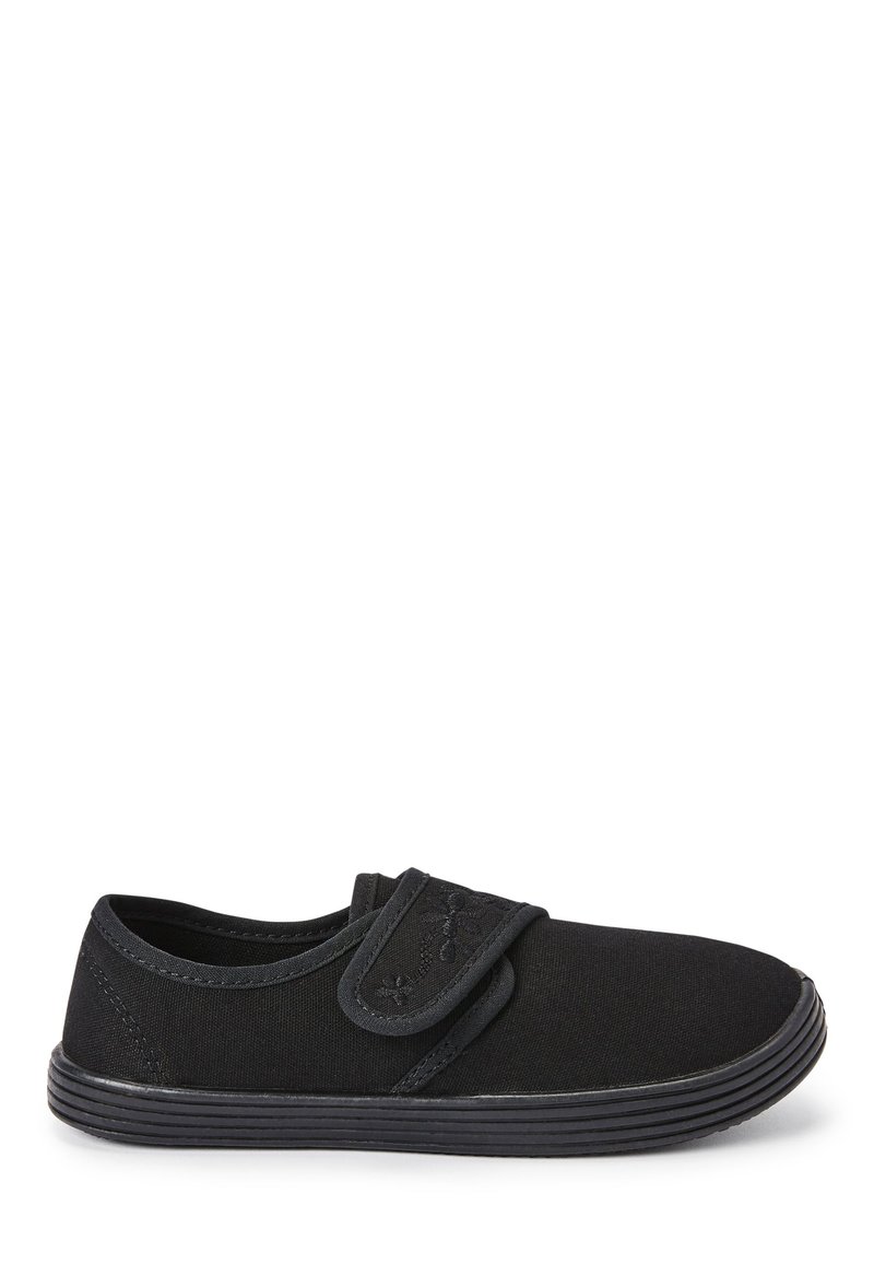 Melns kanvas slip-on apavi ar āķa un cilpas siksniņu, ar noapaļotu purngali un teksturētu gumijas zoli. Vienkāršs dizains vieglai valkāšanai.