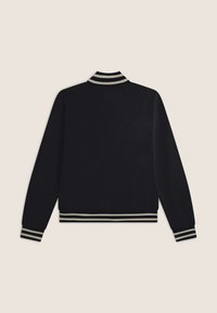 Chaqueta negra con tejido texturizado, cuello y puños a rayas, y dobladillo ajustado. El diseño es clásico con una estética deportiva.