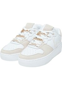 Sneaker bianchi e beige realizzati in materiali scamosciati e in pelle, con lacci decorati da catene dorate e accenti di perle, punta rotonda, collare imbottito.