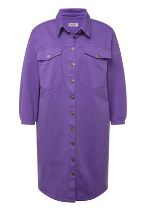 Robe chemise en denim violet avec un col, des manches longues, deux poches poitrine et une fermeture à boutons en métal argenté le long de l'avant.