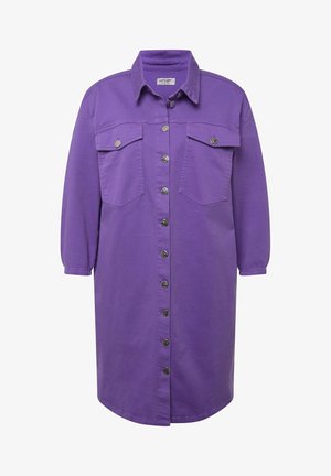 Vestito camicia in denim viola con collo a camicia, maniche lunghe, due tasche sul petto e chiusura con bottoni argentati che corre lungo la parte anteriore.