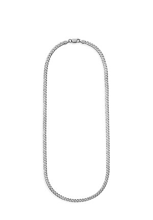 Silberne Kette mit Gliederdesign und Karabinerverschluss flach auf weißem Hintergrund liegend.