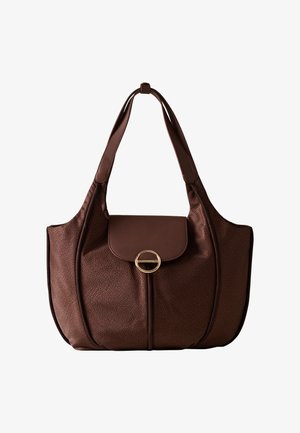 Borsa a tracolla marrone con texture, dotata di spalline larghe, patta frontale e dettaglio di chiusura circolare dorata.