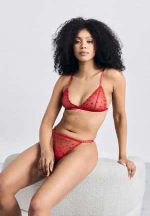 CLAIRE THONG - String - chili red