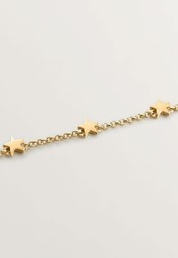 Pulsera de cadena de oro con tres acentos en forma de estrella. Textura suave, acabado pulido, estrellas espaciadas uniformemente a lo largo de la cadena.