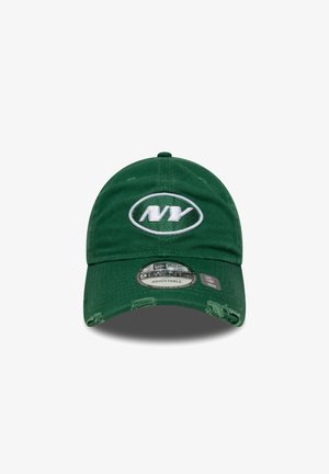 Boné de basebol verde em algodão com uma alça ajustável, apresentando um logótipo branco bordado em forma oval e detalhes desgastados na aba.