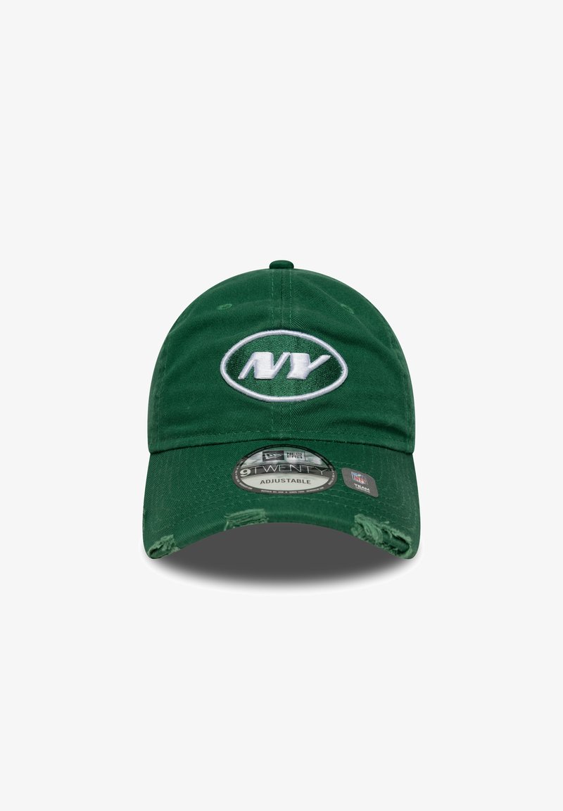 Boné de basebol verde em algodão com uma alça ajustável, apresentando um logótipo branco bordado em forma oval e detalhes desgastados na aba.