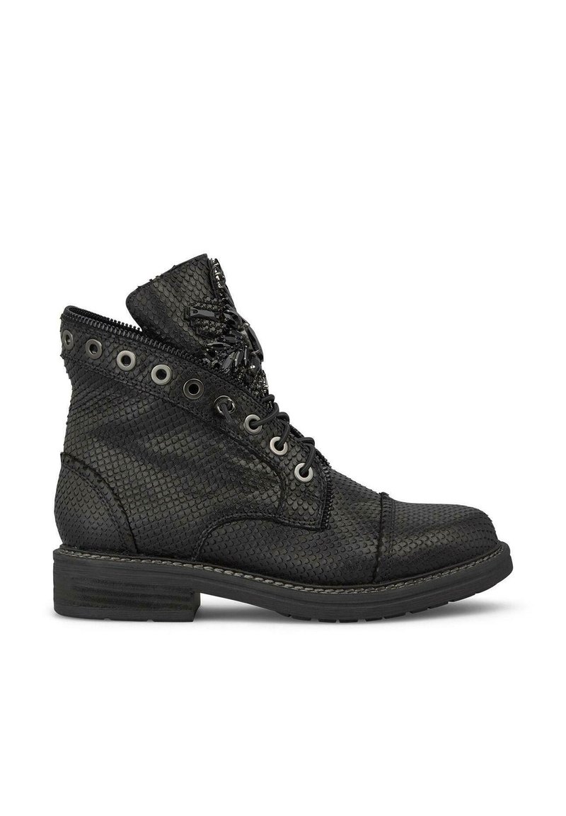 Botas de tobillo negras con cordones, hechas de material sintético texturizado con un patrón de reptil, que cuentan con ojales metálicos y una cremallera decorativa.