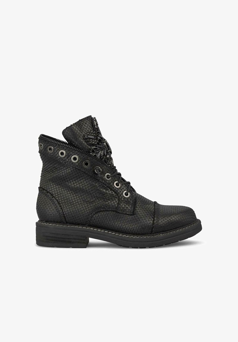Botas de tobillo negras con cordones, hechas de material sintético texturizado con un patrón de reptil, que cuentan con ojales metálicos y una cremallera decorativa.