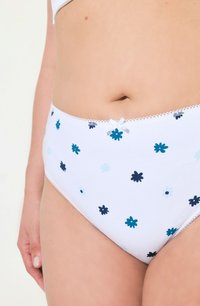 Witte katoenen slipjes met blauwe en marineblauwe bloemenpatronen, afgewerkt met kant, en met een klein strikje bij de tailleband.