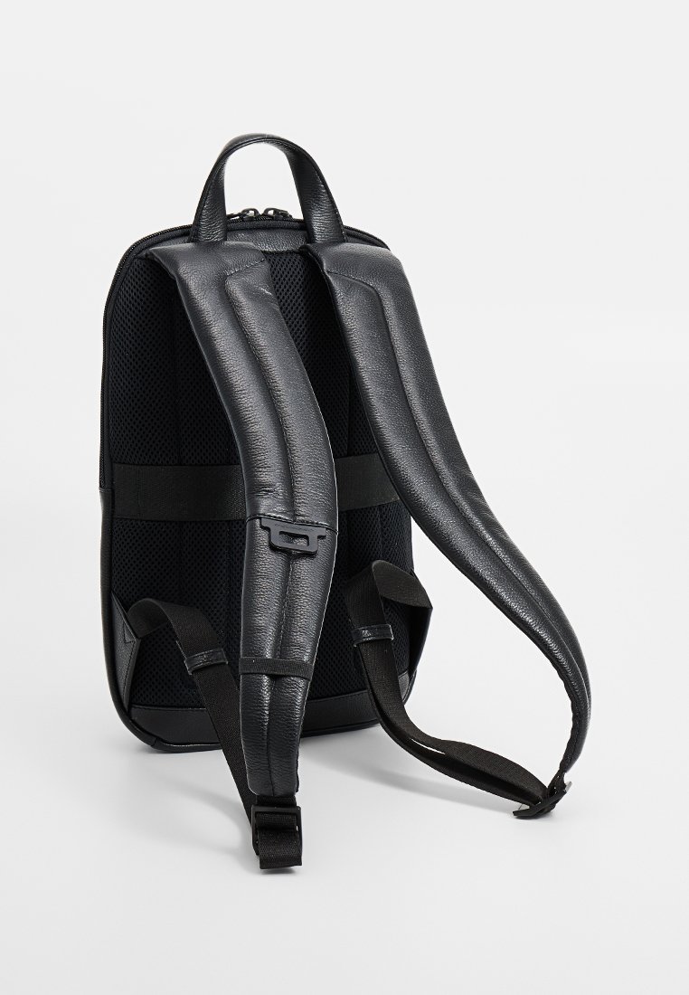 Zwarte rugzak van glad leer met mesh panelen, voorzien van gepolsterde schouderbanden, een bovenhandvat en een ritssluiting. Eenvoudig ontwerp.