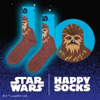 Modrá ponožka s dizajnom Chewbaccu v hnedej farbe, obsahujúca podrobnú textúru srsti a tvárové rysy. Značka "STAR WARS".