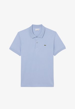 Lichtblauw poloshirt van katoen, met een klassieke kraag, twee knopen en een groen geborduurd krokodillenlogo op de linkerborst.