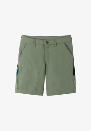 Grüne Shorts aus leichtem Material. Zu den Merkmalen gehören zwei Seitentaschen, eine Reißverschlusstasche mit blauen Beschlägen und einem schwarzen Akzent.