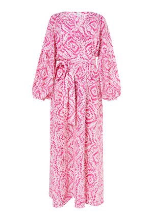 Rochie maxi dintr-un material ușor, având un model floral roz și alb, decolteu în V, mâneci lungi cu volane și talie legată pentru a evidenția silueta.