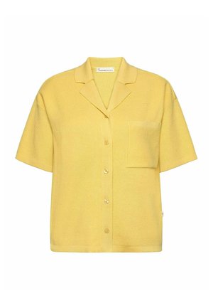 Kurzärmliges gelbes Strickshirt mit strukturiertem Muster, Kragen, drei Knöpfen und einer Brusttasche auf der linken Seite.