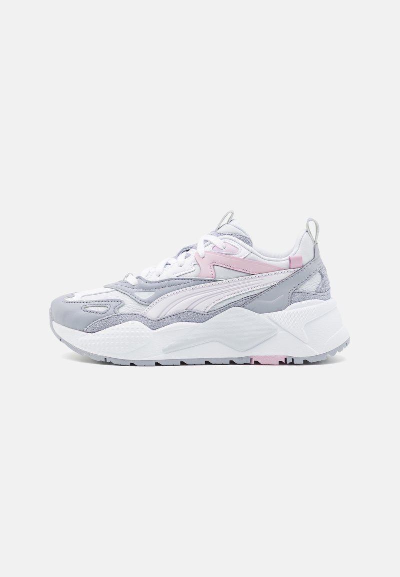 Graue und weiße Sport Schuhe mit pinken Akzenten, die ein gemischtes Materialdesign, texturierte Überzüge und eine klobige weiße Sohle aufweisen.