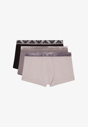 Tre paia di boxer da uomo in beige, grigio e nero, ciascuno con una fascia elastica brandizzata con il logo Emporio Armani.