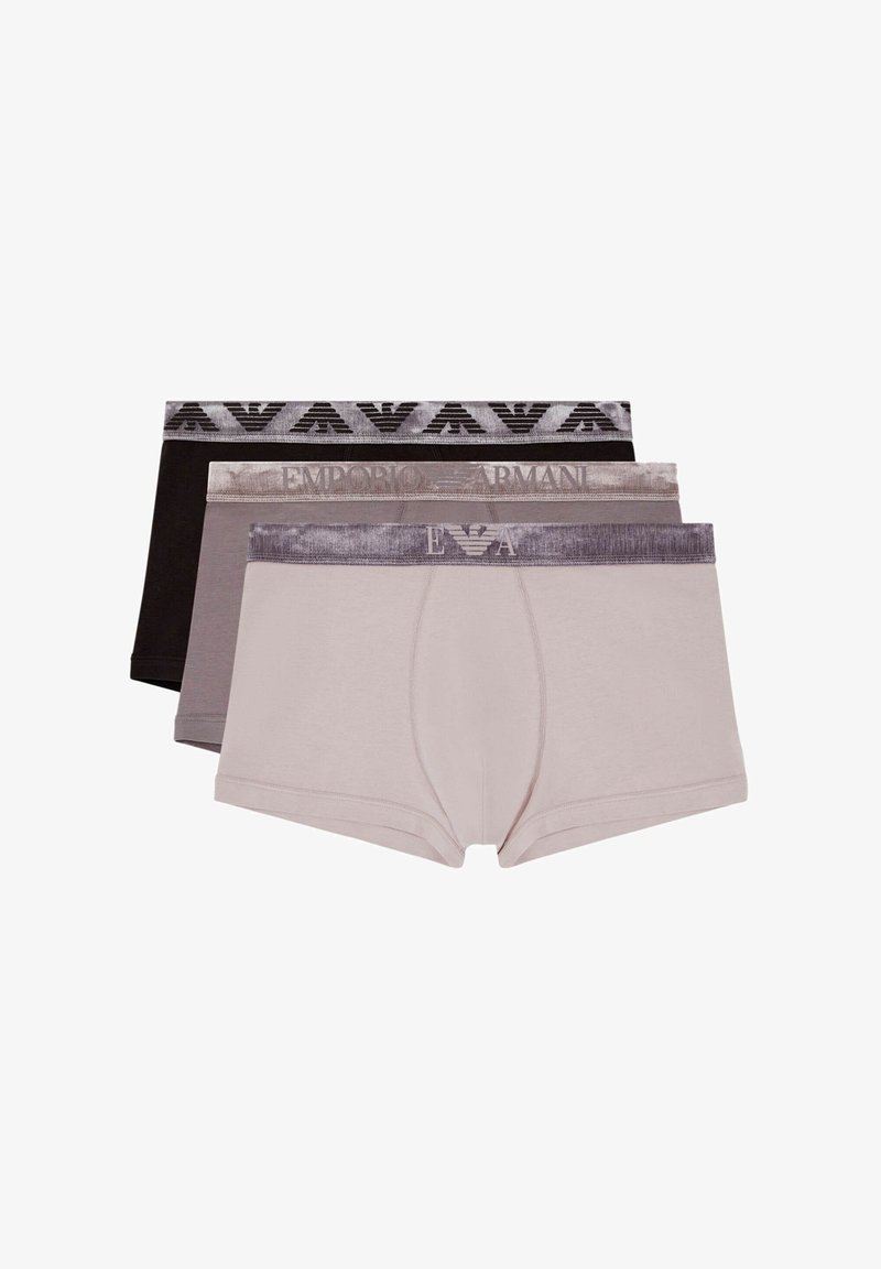 Tri páry pánskych boxeriek v béžovej, sivej a čiernej farbe, každé s elastickým pásom s logom Emporio Armani.