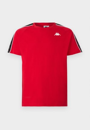 Rød t-skjorte med korte ermer og rund hals, med svarte og hvite stripete skulderpaneler og en liten hvit logo øverst på venstre bryst.