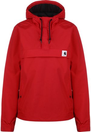 Czerwona kurtka z kapturem, czarne troczki, przednia kieszeń z klapą oraz małe białe logo marki na piersi.