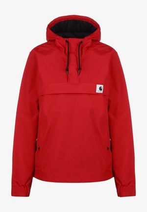 Rød hættejakke med sorte snore, frontlomme med klap og lille hvidt brandlogo på brystet.