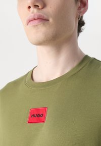 HUGO DIRAGOLINO - Lihtne T-särk - open green