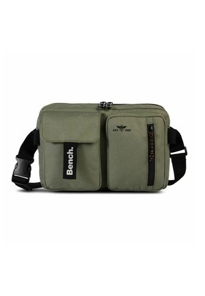 Olivgrüne Gürteltasche mit zwei Fronttaschen, schwarzem Riemen, Bench-Logo auf der linken Tasche und "EST 1989" mit Insektengrafik auf der rechten Tasche.