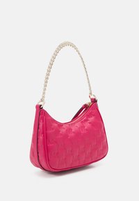 Różowa torebka o miękkiej strukturze, z pikowanym wzorem i wytłoczonym logo 'MK'. Posiada srebrny łańcuszek na ramię oraz zamek błyskawiczny.