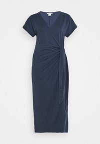 Mörkblå knälång klänning i mjukt tyg. Har korta ärmar, V-ringning och en tvistdetalj vid midjan för extra form.