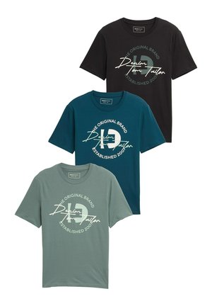 Trois t-shirts à manches courtes en noir, bleu sarcelle foncé et gris avec col rond et logos "Denim Tom Tailor" blancs imprimés sur le devant.