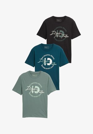Kolm lühikese varrukaga t-särki mustas, tumedatürkiissinis ja hallis, ümara kaelusega ja valgete trükitud "Denim Tom Tailor" logodega ees.