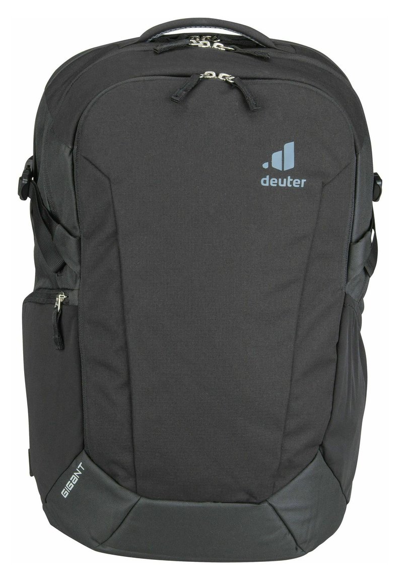 Mochila de tela gris con correas ajustables, bolsillos con cremallera y un acabado texturizado. Presenta un logotipo de marca y un fondo reforzado.