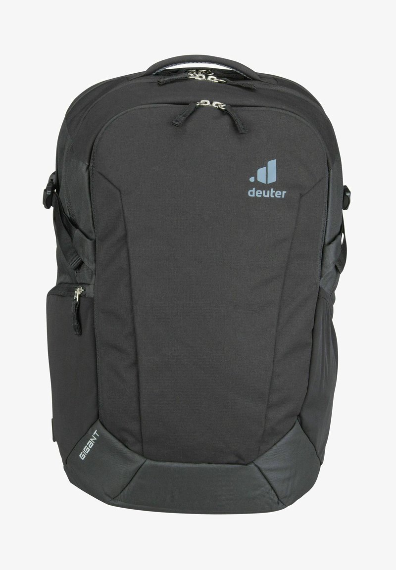 Sac à dos en tissu gris avec des bretelles réglables, des poches zippées et une finition texturée. Présente un logo de marque et un fond renforcé.