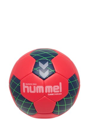 Röd träningsboll med blå accenter, med ett grönt rutmönster. "Hummel Classic Energizer"-texten visas framträdande.
