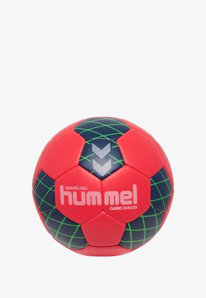 Balle d'entraînement rouge avec des accents bleus, arborant un motif à carreaux verts. Texte "Hummel Classic Energizer" affiché en évidence.