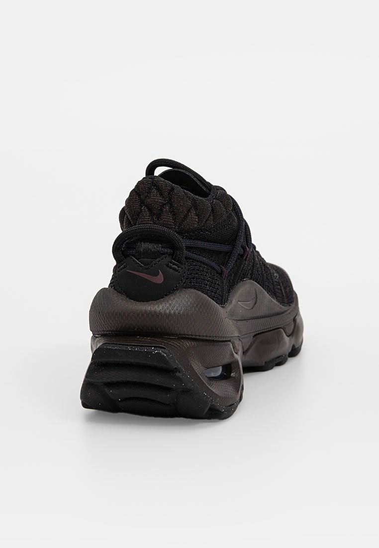 Chaussure de sport noire avec tige en maille texturée, col rembourré et semelle en caoutchouc épaisse comportant une bulle d'air transparente dans le talon.