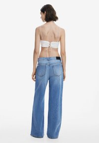 Desigual TYLER MCGILLIVARY WIDE LEG FLORAL - Traperice opuštenog kroja - blue