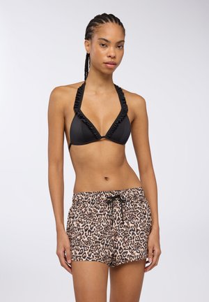 Top bikini nero con bordo a volant abbinato a pantaloncini da bagno con stampa leopardata e vita regolabile con cordino.