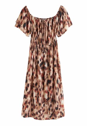 Robe épaules dénudées avec encolure et taille élastiques, présentant un imprimé animalier doux et multicolore aux tons marron, noir et orange.