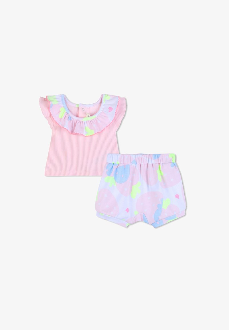 Haut bébé rose côtelé avec col à volants et short à taille élastique à motifs pastel présentant des formes de fraises douces en bleu, vert et rose.