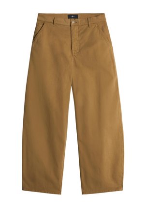 Pantalons larges en coton marron avec une fermeture à bouton, deux poches avant et une texture lisse, présentant un design simple et sans embellissement.