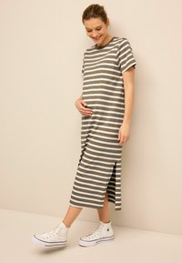 Next STRIPE  REGULAR FIT - Svetríkové šaty - neutral