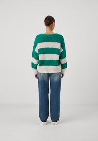 Vero Moda Petite VMERIN STRIPE V NECK - Svetrík - pepper green/birch