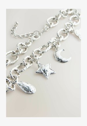 Sidabrinis metalinis žavesio apyrankė su tekstūruotais jungtimis ir pakabukais, kurie primena žvaigždę, pusmėnulį ir ašarą.