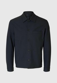 Giacca blu scuro realizzata in tessuto testurizzato, con colletto, maniche lunghe, bottoni frontali e taschino sulla parte anteriore. Design semplice e a taglio dritto.