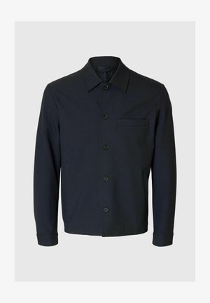 Tumši zils žakets, izgatavots no teksturēta auduma, kura priekšpusē ir apkakle, garas piedurknes, priekšējie pogas un krūšu kabata. Vienkāršs, taisnas griezuma dizains.