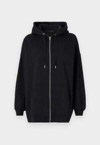 Svart zip-up hoodie med dragsko i huvan, framficka i kengurustil och ribbade ärmslut och nederkant mot en vit bakgrund.