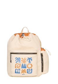 Canvas rugzak in roomkleur met een oranje trekkoord en ritsen. Beschikt over een voorvak met abstracte blauwe en oranje patronen.