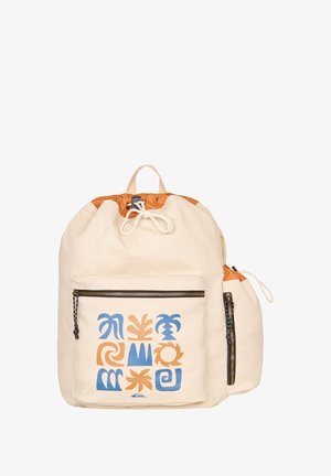 Canvas rugzak in roomkleur met een oranje trekkoord en ritsen. Beschikt over een voorvak met abstracte blauwe en oranje patronen.